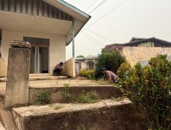 Bukan Hanya Menjaga Keamanan Polisi Di Sayan Turun Langsung Bersihkan Masjid Bersama Warga