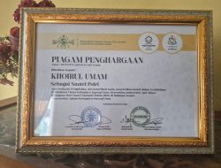 Bhabinkamtibmas Polsek Sukadana Brigpol Khoirul Umam Terima Piagam Penghargaan Pada Peringatan Hari Santri 2026