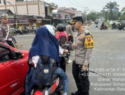 Kapolres Sintang Turun Langsung Atur Lalu Lintas Pagi Si Simpang Empat Jalan D.R. Wahidin Sudirohusodo