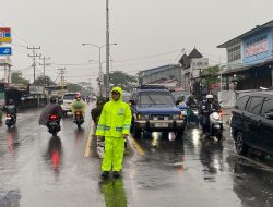 Hujan Guyur Melawi Polisi Tetap Berdiri Di Jalan Personel Polres Melawi Pakai Jas Hujan Demi Keselamatan Warga