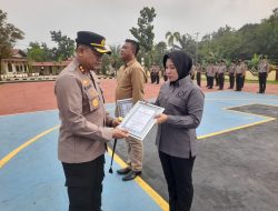Kapolres Beri Penghargaan Kepada Dua Personel Berprestasi Apresiasi Dedikasi Layani Masyarakat