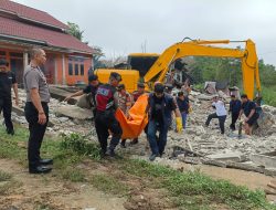 Respon Cepat Laporan Layanan 110 Kapolres Sintang Pimpin Evakuasi Dua Korban Bangunan Ambruk