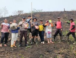 Panas Terik Tak Surutkan Semangat Bhabinkamtibmas Dan Warga Pawis Hilir Kompak Tanam Jagung Dukung Ketahanan Pangan