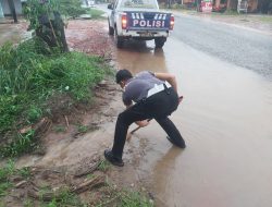 Tak Menunggu Perintah Briptu Kharistu Ardana Buat Parit Kecil Demi Keselamatan Pengendara