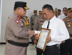 Kapolda Kalbar Berikan Penghargaan Kepada Lima Personel Berprestasi