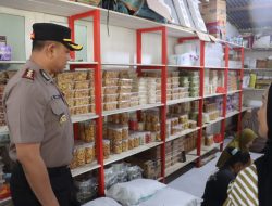Kapolres Melawi Mendatangi Toko Kue  Nani Di Desa Pall Berikan Semangat Usaha