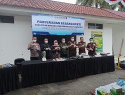 Kejari Landak Musnahkan Barang Bukti Inkrah Polres Landak Hadir Dukung Penegakan Hukum