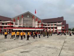 Dukung Gerakan Indonesia Asri Pasiops Kodim 1206/Psb Bersama Anggota Turun Langsung Bersihkan Lingkungan Gedung Satap Dan Gor Uncak Kapuas